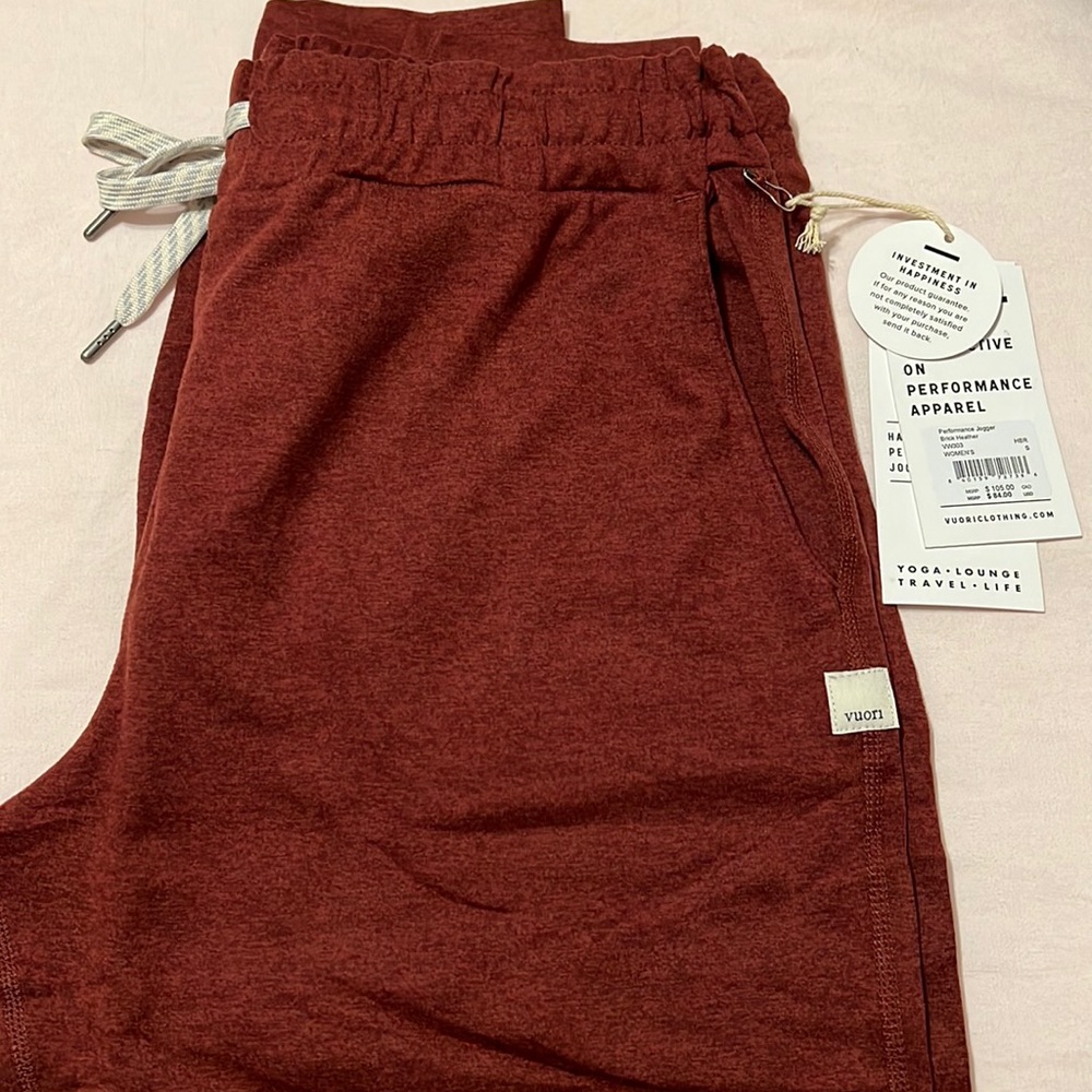 BNWT Vuori Performance Jogger in Brick Heather